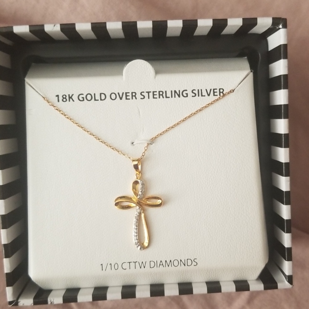 Cross pendant necklace
